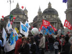 52. A piazza del Popolo che si riempie.