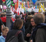 56. Grandi e piccini uniti nella lotta.