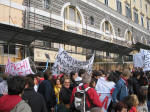 64. Le Scuole di tutta Italia arrivano in piazza una dopo laltra.