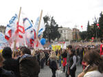 77. La piazza comincia a riempirsi.