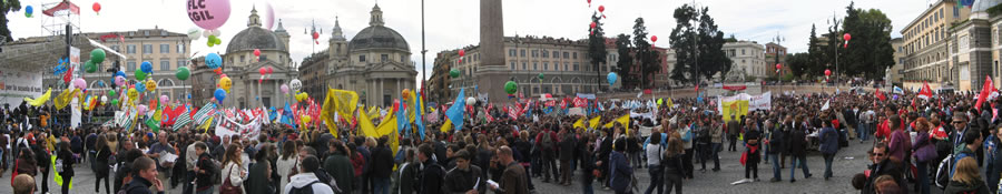 Mezzogiorno  passato da un pezzo e la gente continua a entrare in piazza