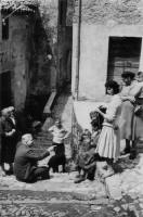 Picchietto con Vittoria bambina e la mamma e la sorella di Vittoria