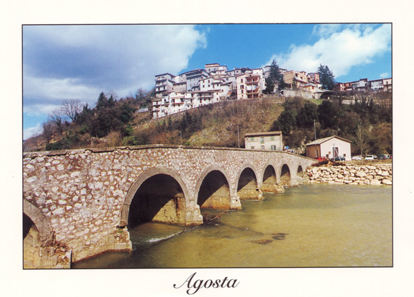 Una cartoline dellAgosta, in vendita presso il bar-tabaccheria De Angelis.