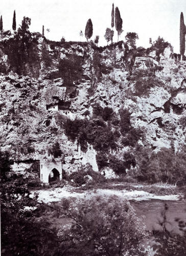 47. Dintorni di Vicovaro. S. Cosimato. La ripa con le grotte di s. Benedetto (Gargiolli).