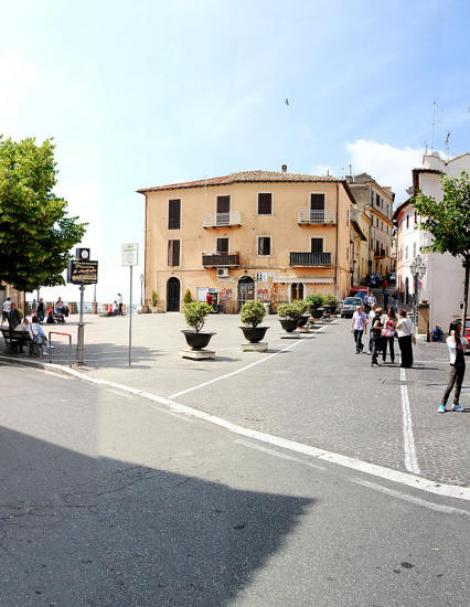 26. Lo stesso luogo nel 2011 (Scialanca). La porta, nascosta dagli edifici costruiti nel corso di un secolo, non  pi visibile da dove il fotografo la vedeva benissimo nel 1906.