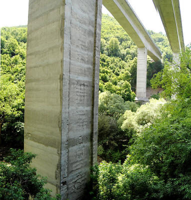 54. Lo stesso luogo nel 2011: il viadotto dell'A24 fa sparire ogni altro aspetto del panorama (Scialanca).