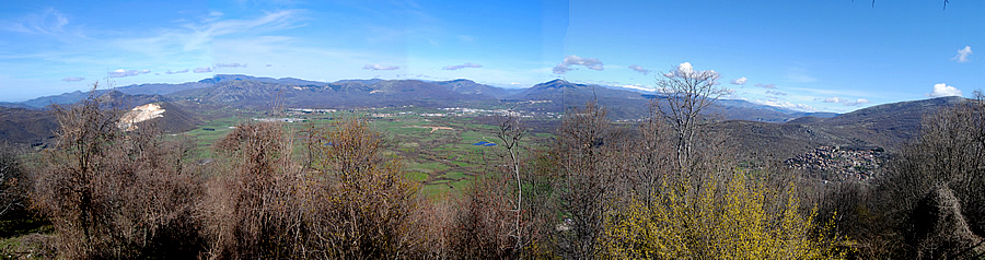 18. La piana di Carsoli vista dal santuario della Madonna dei Bisognosi. A sinistra, l'orribile montagna sventrata di Riofreddo.