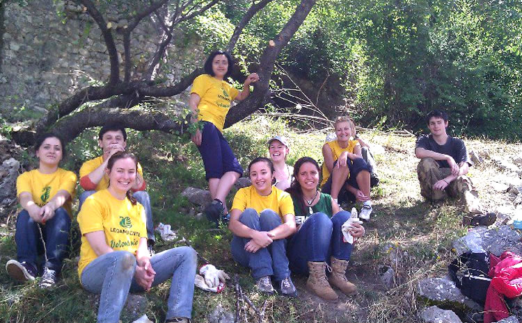 Primo campo di volontariato internazionale per Camerata Vecchia (fotografia di Stefy Dirna). Vedi, pi avanti, altre foto del meraviglioso lavoro che queste ragazze e ragazzi stanno facendo per riportare alla luce i resti di Camerata Vecchia.