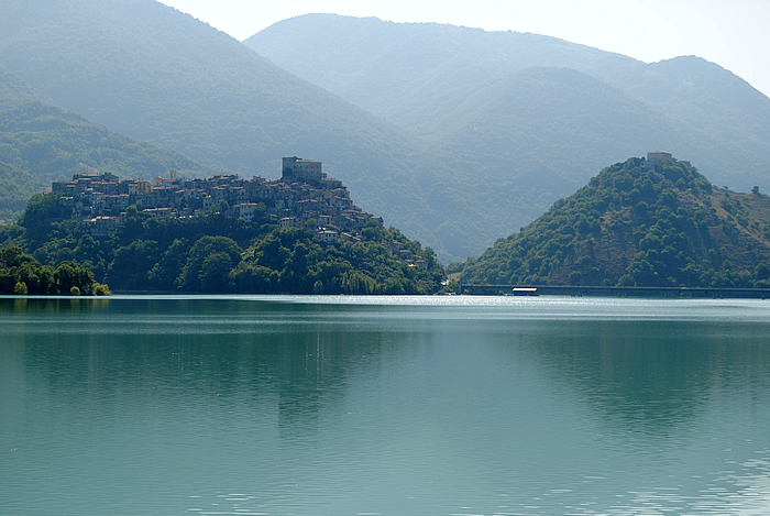 Castel di Tora vista da Colle di Tora