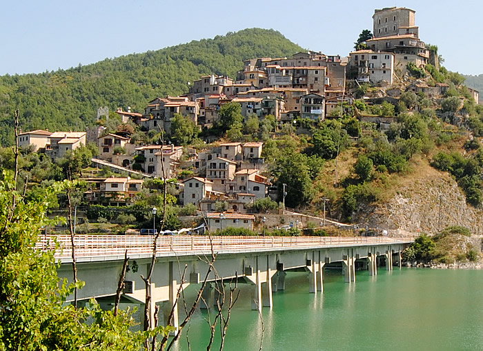 Clicca qui per fare una bellissima (anche se virtuale) Passeggiata a Castel di Tora!