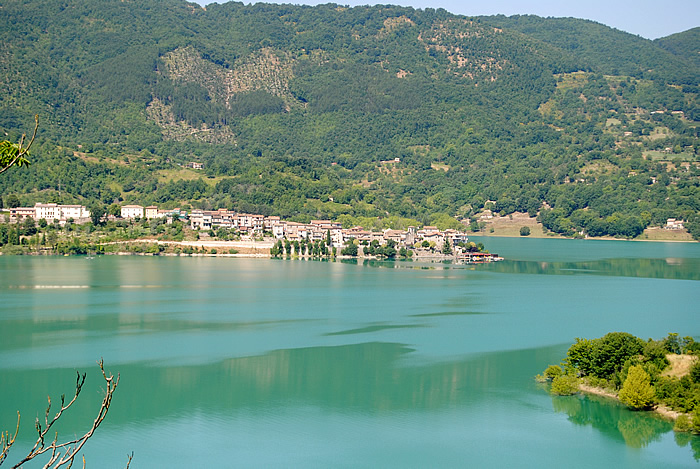 Colle di Tora vista da Castel di Tora