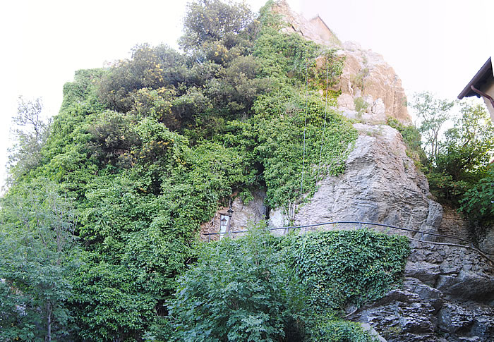 La Mentorella in un'immagine del fotografo Tenerani dei primi anni del '900. Sotto, la rupe oggi.