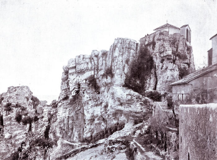 La Mentorella in un'immagine del fotografo Tenerani dei primi anni del '900. Sotto, la rupe oggi.