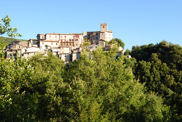 Clicca qui per fare una bellissima passeggiata a Roccagiovine!