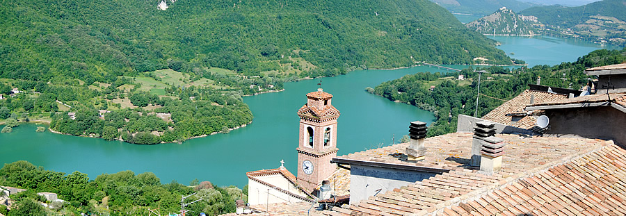 88. Il lago del Turano visto da Paganico. Sullo sfondo, Castel di Tora.