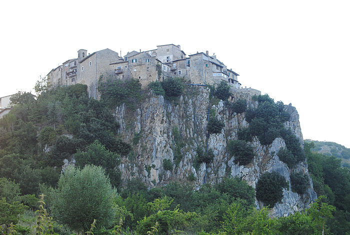 Clicca qui per fare una bellissima (anche se virtuale) Passeggiata a Pietraforte!