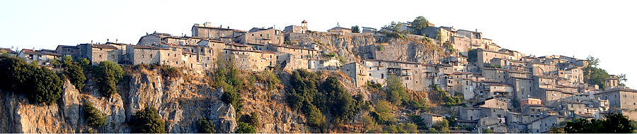 E sopra la Grotta di Pietrasecca? C' il bellissimo paese di Pietrasecca! Clicca qui per fartene un'idea!