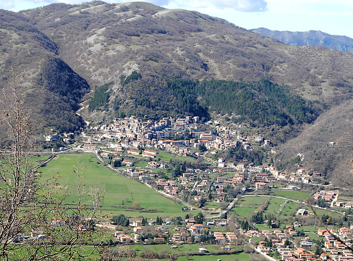 Rocca di Botte vista dalla Sp 111 di Monteserrasecca, che porta al santuario della Madonna dei Bisognosi.