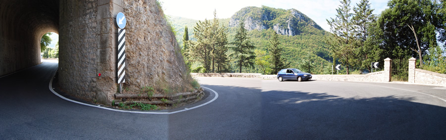 55. Un tratto particolarmente suggestivo della Strada provinciale 45a tra Subiaco e Jenne, poco dopo il monastero di san Benedetto.