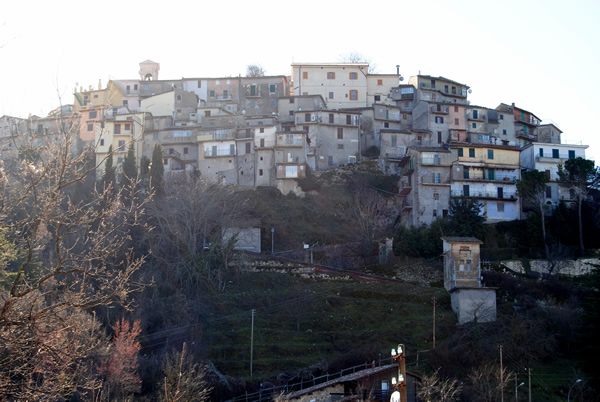 Clicca qui per fare una bellissima passeggiata a Saracinesco!