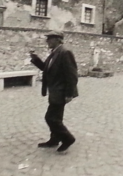 Marcel Duchamp in piazza di Santa Vittoria (fotografia di Gianfranco Baruchello)