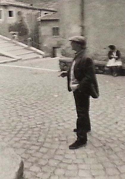 Marcel Duchamp in piazza di Santa Vittoria (fotografia di Gianfranco Baruchello)