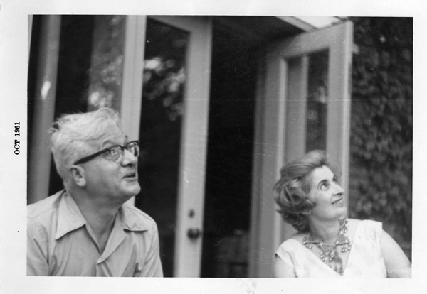 54. Lo scultore Girolamo Piccoli e la moglie Juanita Preval, amici di famiglia e vicini di casa di Fulvio quando abitava ad Anticoli (1961).