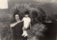 2. La nonna Maria De Angelis, figlia di Tobia, con Fulvio in braccio.