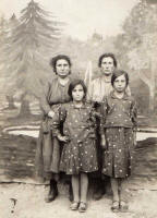 5. La bisnonna di Fulvio, Francesca (moglie di Tobia, a destra) con la sorella Luisetta e davanti la figlie, nonna Maria (a destra) e zia Gina.
