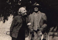 6. Tobia De Angelis con la signora Pinci, amica di famiglia.