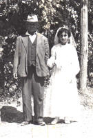 8. Tobia De Angelis con Laura, sua nipote (sorella del pap di Fulvio) il giorno della prima comunione.