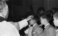27. La comunione di Sergio Splendori (fine anni '50). A sinistra, don Vittorio Occhigrossi.