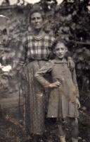 32. Nonna Francesca con una piccola vicina.