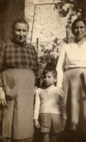 33. Nonna Francesca con la zia Gina.