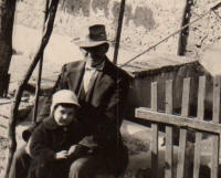 42. Nonno Tobia con Roberto (particolare).