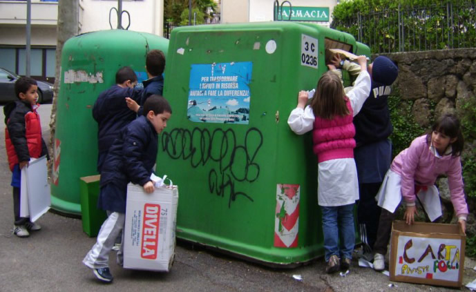 LA RACCOLTA DIFFERENZIATA A SCUOLA...