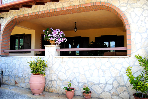 L'ampia e fresca veranda, perfetta per ripararsi dal caldo estivo.