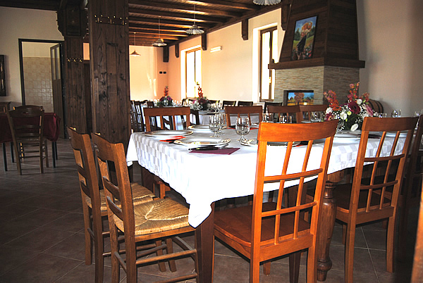 I tavoli del ristorante, apparecchiati con ogni cura.