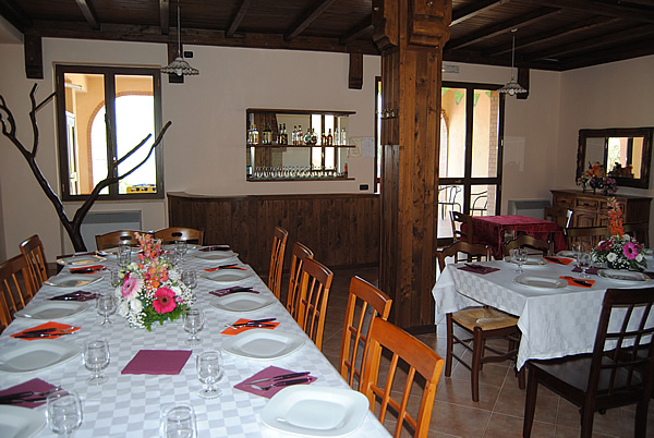 I tavoli del ristorante, apparecchiati con ogni cura.