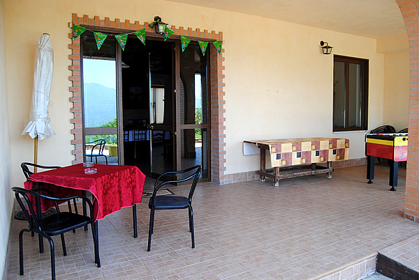 Un particolare della veranda, dove in attesa del pranzo si pu prendere un aperitivo e magari... fare una partita a calcetto!