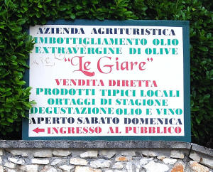 Lazienda agricola Le Giare, di Pietro e Doria DUlizia (sabato e domanica, cell. 333 316 19 47)  ad Arsoli, in provincia di Roma (clicca qui per la mappa), in localit Colle del Prete, allinizio della via che da Arsoli porta a Cervara: una localit la cui bellezza, unita alla gentilezza, alla simpatia e alla competenza di Pietro e Doria, rende ancora pi squisiti i loro ottimi prodotti e la loro sapienza gastronomica.