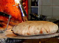 Prova il miglior Forno della Valle dell'Aniene, le cui pagnotte cotte a legna sempre calde, pizze alla pala, dolci tipici e ottimi biscotti (per non parlare della squisita cortesia e disponibilit di chi, con la passione di una volta, li fa) secondo noi e moltissimi altri valgono almeno un viaggio al giorno: "o Pane e na Vota", a Subiaco (Roma), in Contrada Sant'Angelo, 63!