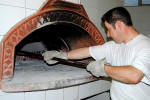 12. Stare cos vicino a un forno come questo, per disporre la brace come si deve, in pochi minuti diventa quasi una tortura!