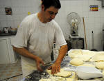 13. Con pochi abili tocchi, l'impasto per la pizza...