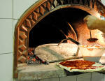 18. ...la pizza viene ricoperta di ottima salsa di pomodoro rossa come la brace...