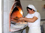 31. Il pane "e na vota" era ed  sensibile a ogni dettaglio delle preparazione: il tocco femminile, per esempio...