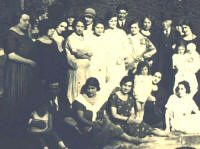 Le Insegnanti e gli Insegnanti di Arsoli, di Vivaro e di molti Paesi vicini riuniti nel Castello di Arsoli gioved 9 luglio 1925. Questa bellissima fotografia, donata a ScuolAnticoli dalla prof.sa Beatrice Sforza,  tratta dal suo libro (ancora pi bello) che si chiama "Me para millanni - Appunti e ricordi dalle Cronache della Scuola di Vivaro Romano", edito nel 2007 dallAssociazione Culturale di Varia Umanit e Musica "Vivarium" con il patrocinio e il contributo della Regione Lazio. Grazie, Beatrice!