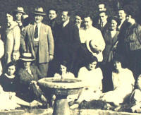 Le Insegnanti e gli Insegnanti di Arsoli, di Vivaro e di molti Paesi vicini riuniti nel Castello di Arsoli gioved 9 luglio 1925. Questa bellissima fotografia, donata a ScuolAnticoli dalla prof.sa Beatrice Sforza,  tratta dal suo libro (ancora pi bello) che si chiama "Me para millanni - Appunti e ricordi dalle Cronache della Scuola di Vivaro Romano", edito nel 2007 dallAssociazione Culturale di Varia Umanit e Musica "Vivarium" con il patrocinio e il contributo della Regione Lazio. Grazie, Beatrice!