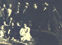 Le Insegnanti e gli Insegnanti di Arsoli, di Vivaro e di molti Paesi vicini riuniti nel Castello di Arsoli gioved 9 luglio 1925. Questa bellissima fotografia, donata a ScuolAnticoli dalla prof.sa Beatrice Sforza,  tratta dal suo libro (ancora pi bello) che si chiama "Me para millanni - Appunti e ricordi dalle Cronache della Scuola di Vivaro Romano", edito nel 2007 dallAssociazione Culturale di Varia Umanit e Musica "Vivarium" con il patrocinio e il contributo della Regione Lazio. Grazie, Beatrice!
