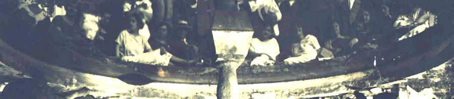 Le Insegnanti e gli Insegnanti di Arsoli, di Vivaro e di molti Paesi vicini riuniti nel Castello di Arsoli gioved 9 luglio 1925. Questa bellissima fotografia, donata a ScuolAnticoli dalla prof.sa Beatrice Sforza,  tratta dal suo libro (ancora pi bello) che si chiama "Me para millanni - Appunti e ricordi dalle Cronache della Scuola di Vivaro Romano", edito nel 2007 dallAssociazione Culturale di Varia Umanit e Musica "Vivarium" con il patrocinio e il contributo della Regione Lazio. Grazie, Beatrice!